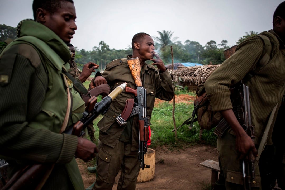 政府軍士兵在基地內輪流分享一支煙。