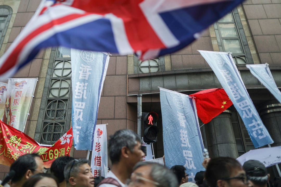 民陣十一遊行隊伍經過愛國團體,期間互相指罵。