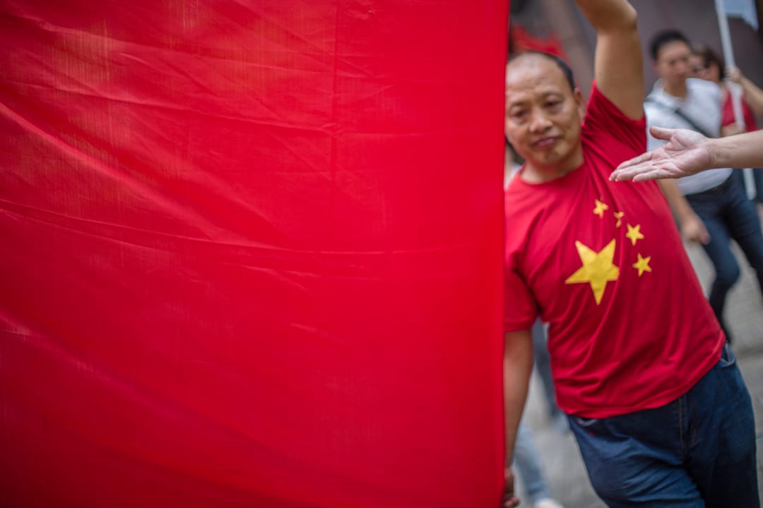 珍惜群組在民陣遊行經過的路段擺置街站,揮動國旗,與經過的遊行人士互相指罵。