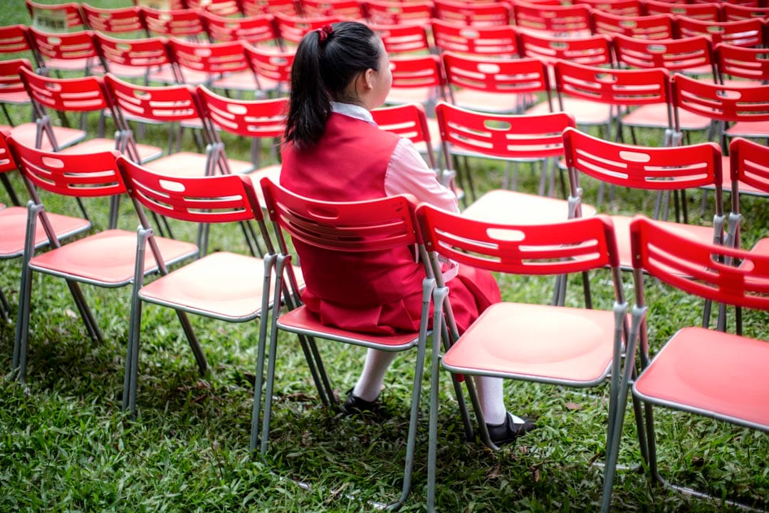 西區賀國慶嘉年華開始前,一名學生在觀眾席觀看預演。