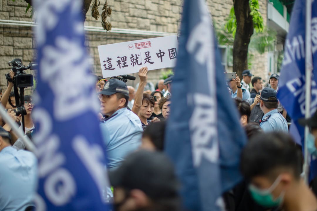 學生獨立聯盟在修頓球場集合,部分人手持「香港獨立」旗幟,二十多名手持「愛護香港力量」、「這裡就是中國」標語的人士包圍他們,並向他們叫囂。