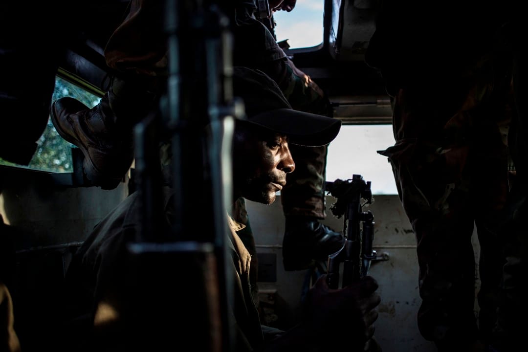 聯合國維和部隊中一名南非士兵正在Oicha市進行巡邏,防範民主同盟軍突襲。