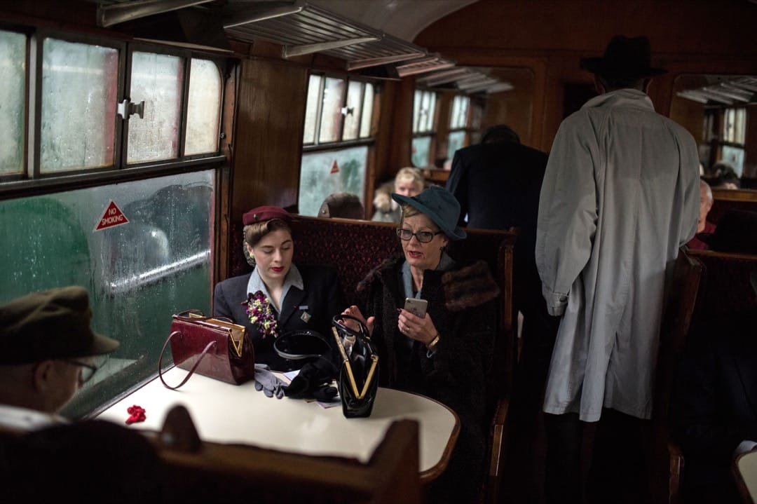 两名女士在车厢上等候火车开出。