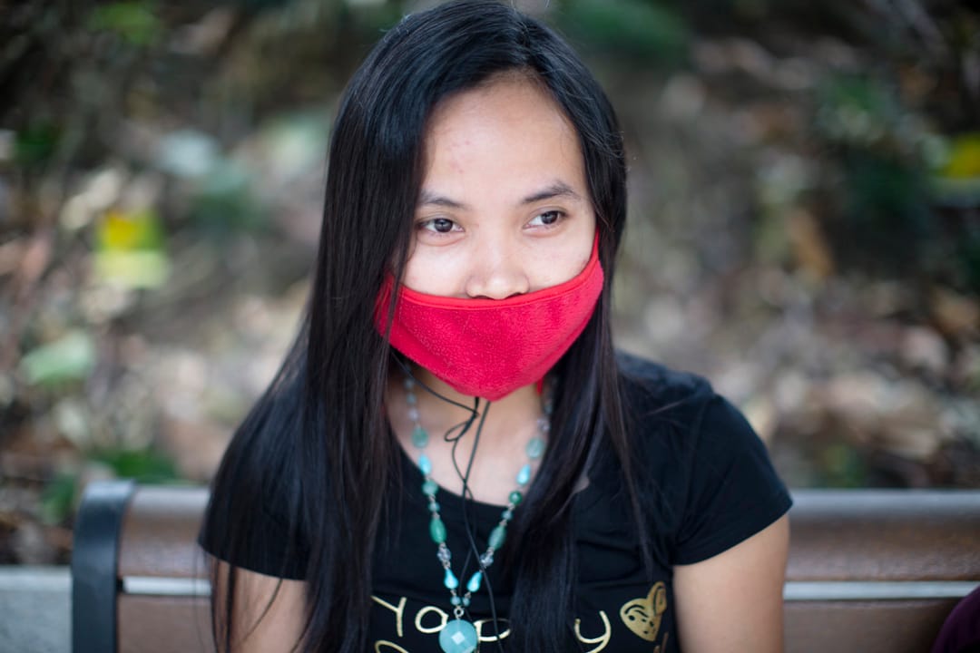 西區賀國慶嘉年華舉行的附近,一位女士戴上紅色口罩。