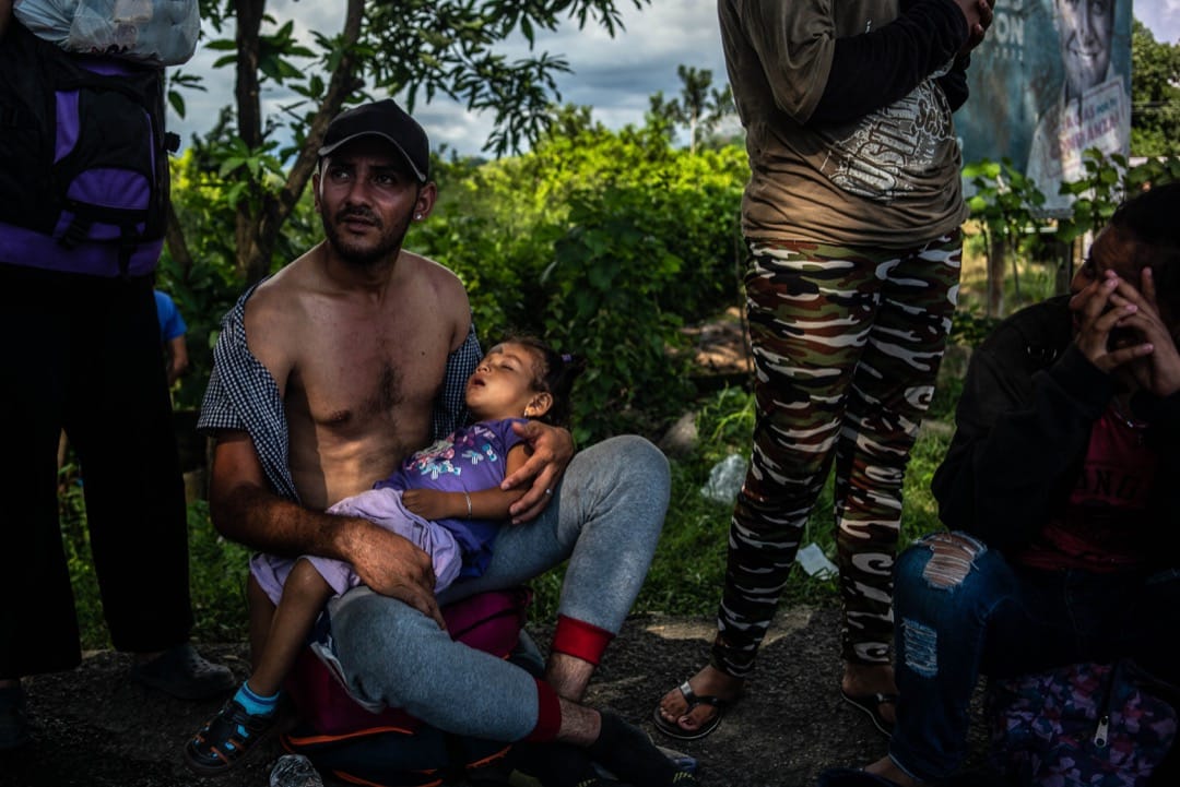 2018年10月22日，移民大队正横越墨西哥恰帕斯州，到塔帕丘拉镇时在路旁坐下休息。
