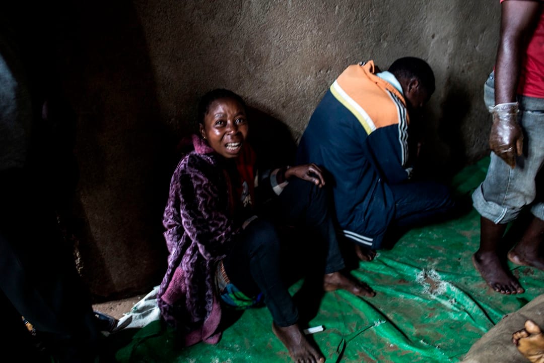 一名母親據稱兩名兒子被民主同盟軍殺害,哀慟不已。