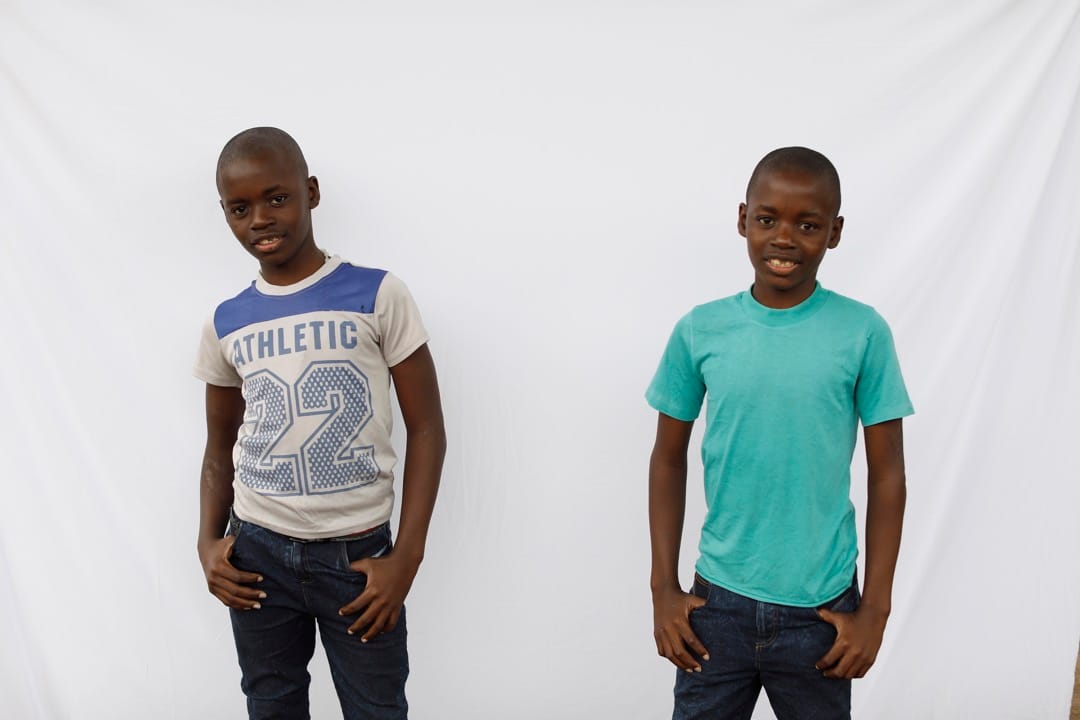 13岁双胞胎Siphiwe和Phiwokuhle摆著相同的姿势。