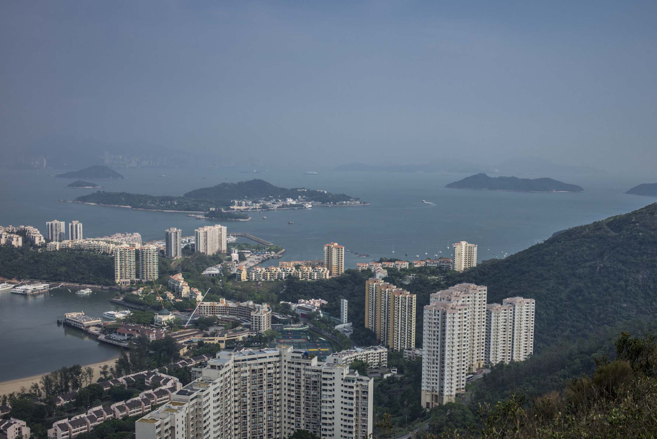 政府還將研究人工島附近的「交椅洲」與「喜靈洲」兩地的分階段填海,並提出1700公頃的填海面積。圖為愉景灣觀景台遙望下的填海區域。