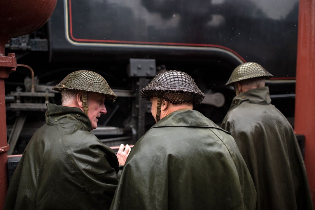 有民众以当年英国士兵装扮在高斯兰车站（Goathland Station）等候列车。