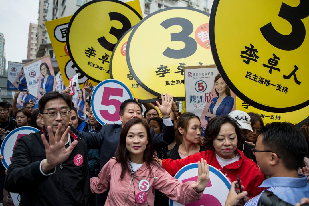 2018年11月25日,陈凯欣与高永文在黄埔拉票。