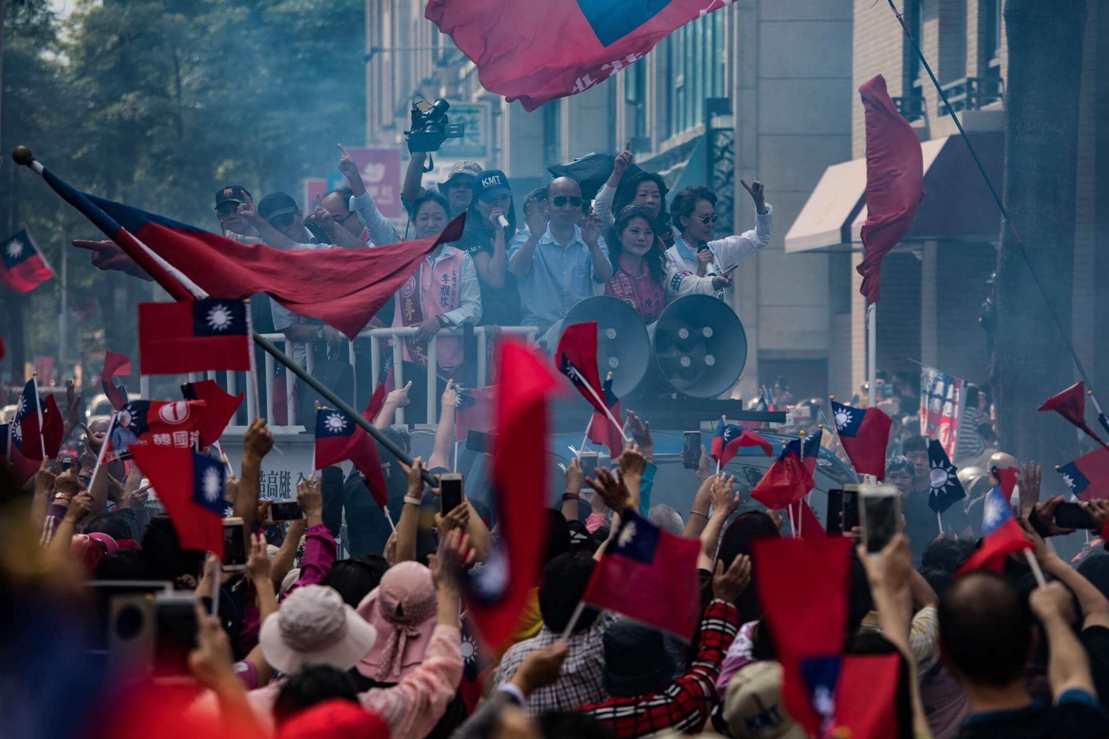2018年11月23日,台灣高雄市長候選人韓國瑜坐選舉車到果貿社區拜票。