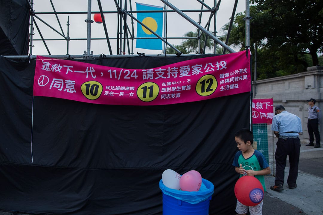 2018年11月14日，愛家公投的支持者在台北市長候選人丁守中的集會中宣傳。