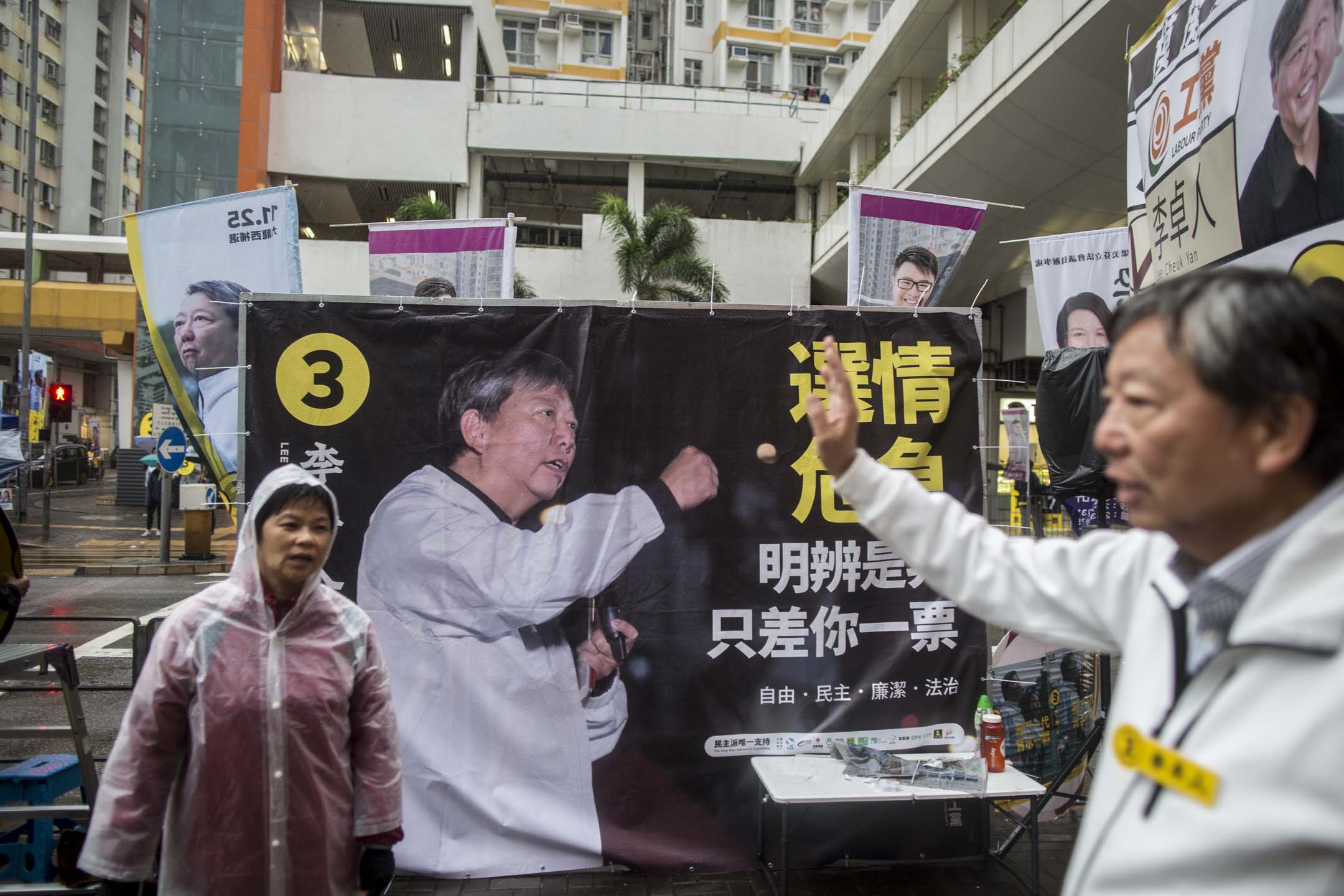 2018年11月25日,李卓人在石峡尾拉票。