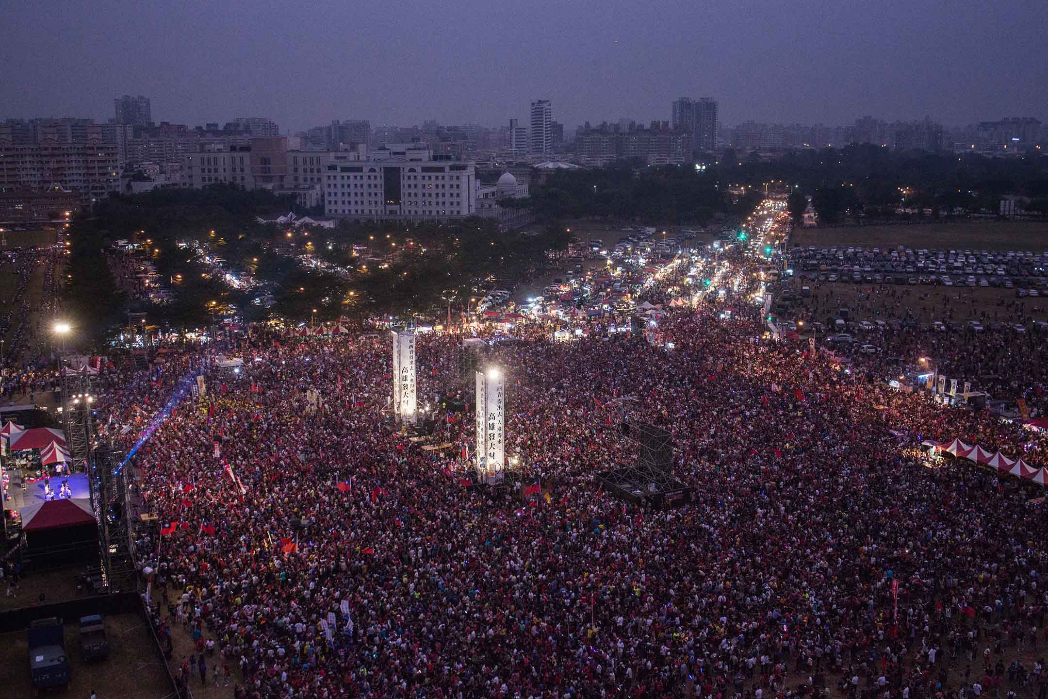2018年11月17日 , 韓國瑜在高雄市鳯山的造勢晚會,大會稱有十萬人參加。