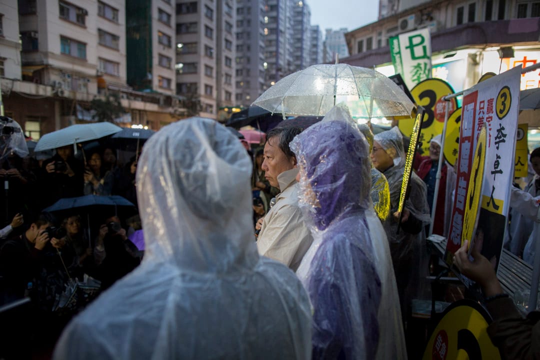 2018年11月25日,李卓人与选举团队在黄埔冒雨拉票。