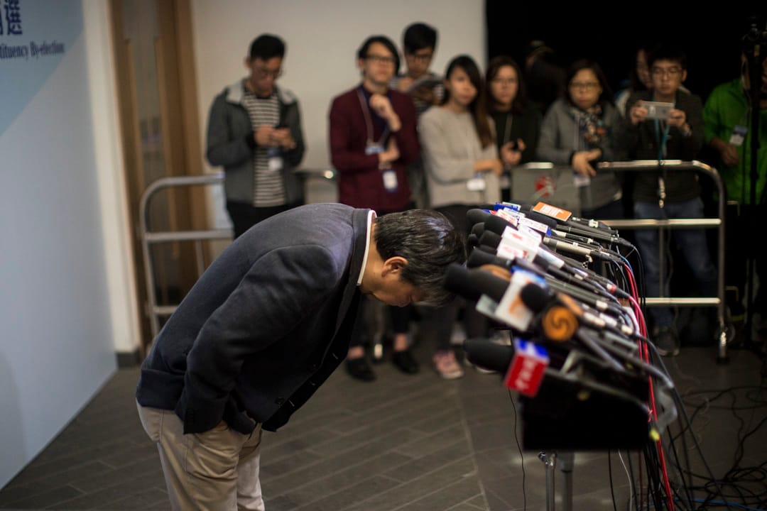 2018年11月26日凌晨, 落选的参选人李卓人于结果公布后会见传媒时,就败选向支持者鞠躬道歉。