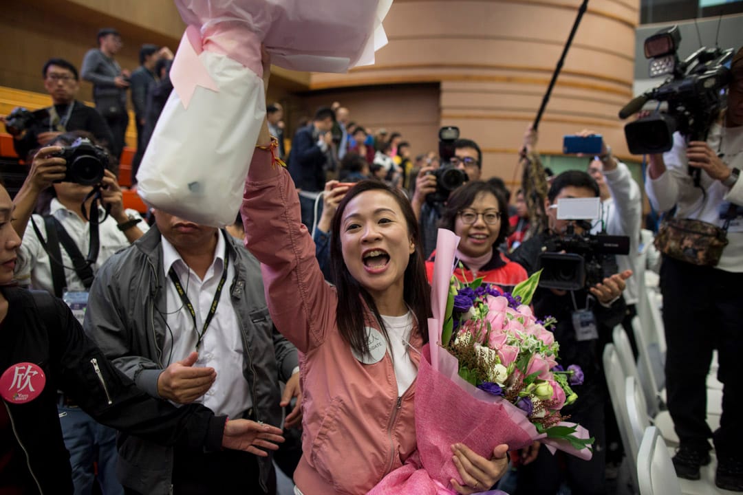 2018年11月26日凌晨, 胜出选举的参选人陈凯欣手持鲜花到公众席与支持者会面答谢。