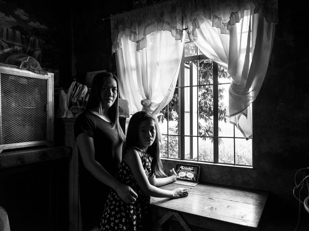 五年前,Razel Anne 請我媽媽協助她申請來港工作。當年Razel的女兒Tanisha才三歲,隨着物價不斷上漲,Razel決定出國謀生,希望可以改善女兒的生活。然而Razel清楚知道,沒有她在身邊的日子Tanisha必定很難過,但Razel相信她必須為Tanisha作出犧牲,即使代價是身心俱疲、無止境的沮喪和無盡的失眠夜。