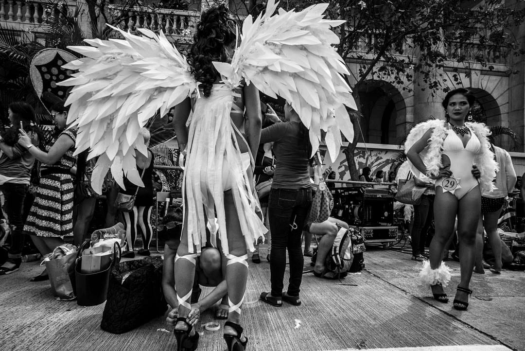 每逢週日,外傭聚集一起進行各種活動。經過六天的辛勞,她們都需要空間來喘一口氣,重拾自己。她們不僅是懂得清潔和烹飪的傭工,更是有自己個性、喜好的女性,同時也是別人的母親、妻子和女兒。她們希望充分利用在香港生活的自由,去實踐一些在自己國家難以做到的事,如參加選美、學習空手道、甚至參與遊行為自己爭取權益等。