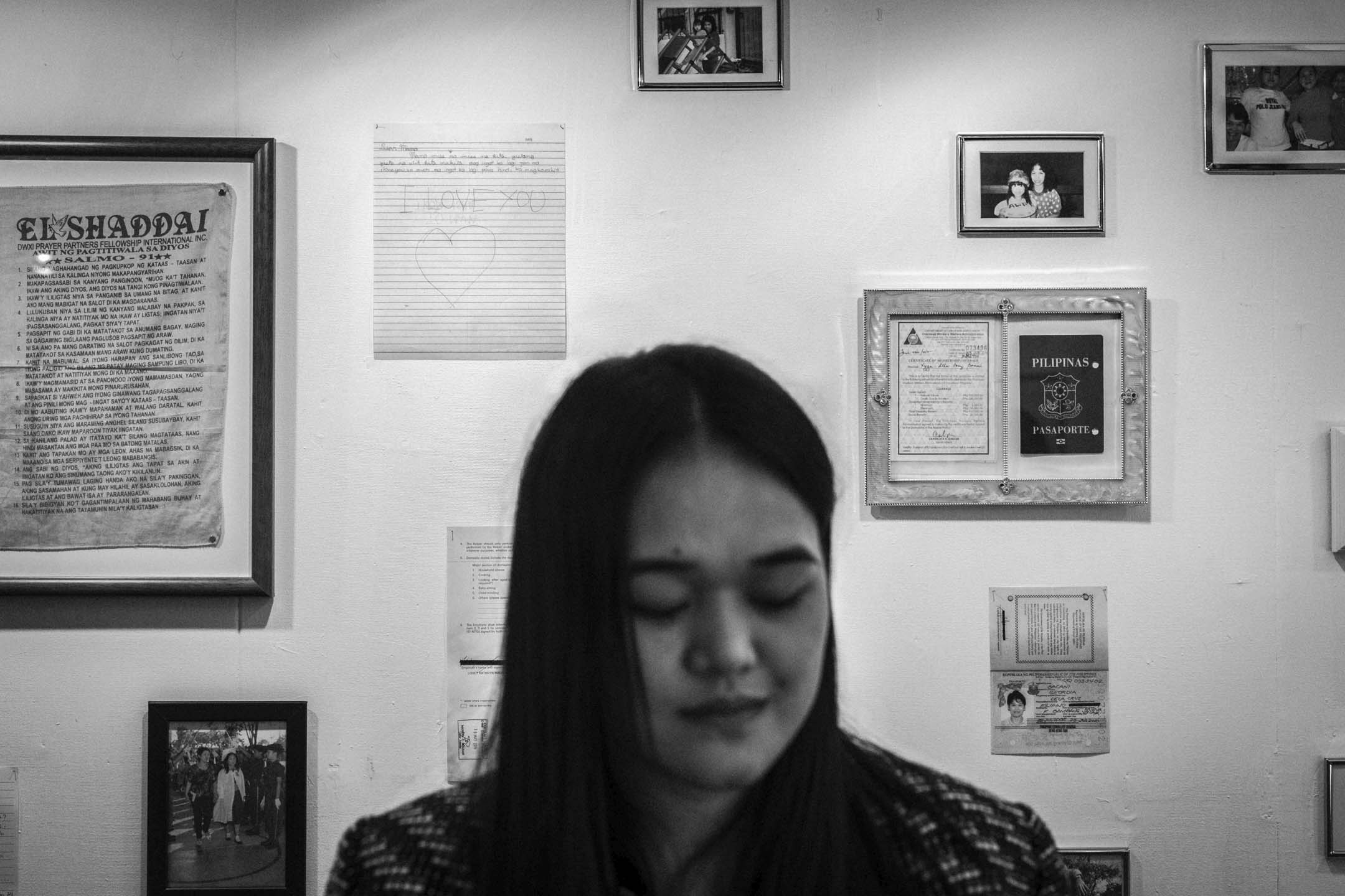 三年前,Xyza獲得Magnum基金人權獎學金,前往紐約大學進修攝影,並於去年獲得WMA大師攝影獎委託計劃,今年12月,31歲的她回到熟悉的香港,帶來名為「活著如風」(We are like air)的個人攝影展,並出版同名攝影書。