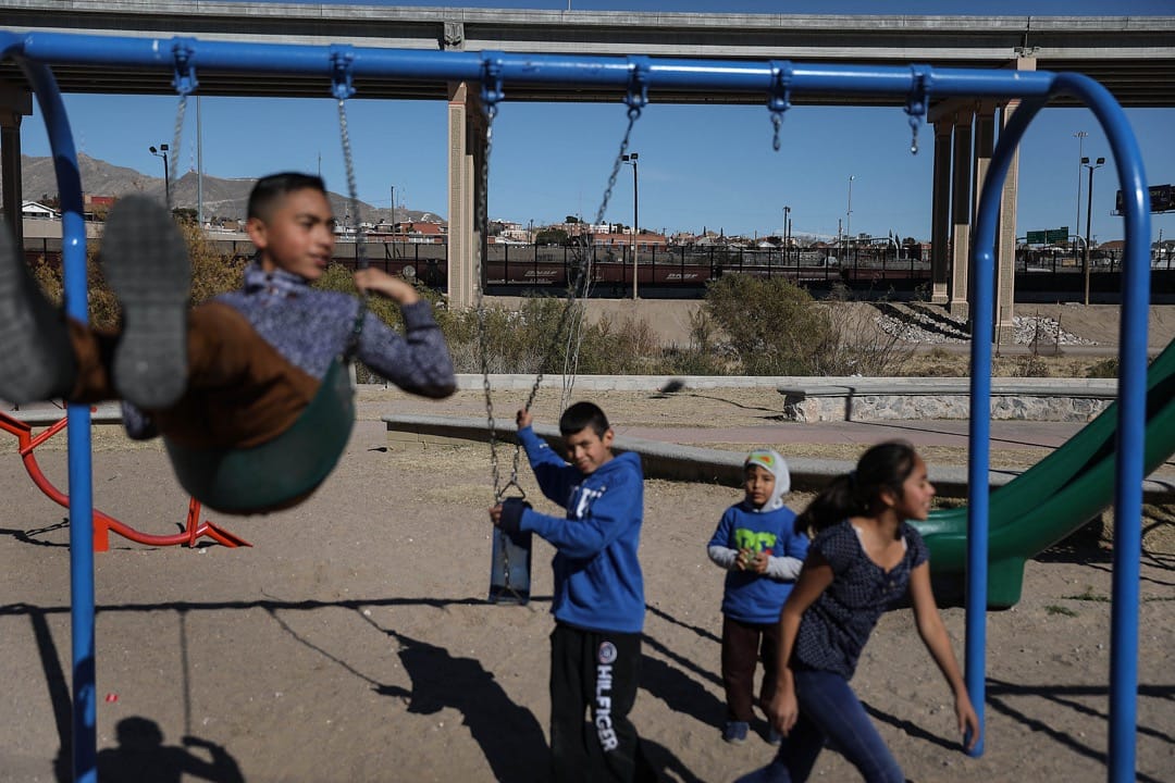 墨西哥邊境城市華雷斯城,小孩在公園裏盪韆鞦。