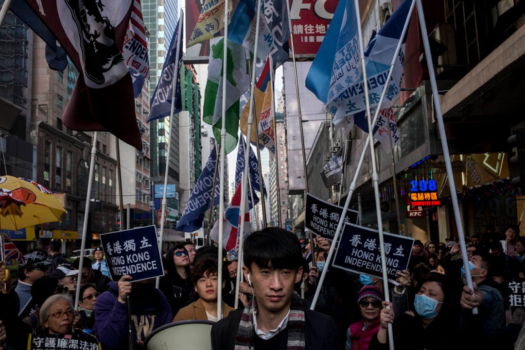 香港民族陣綫發言人梁頌恆與港獨遊行隊伍。