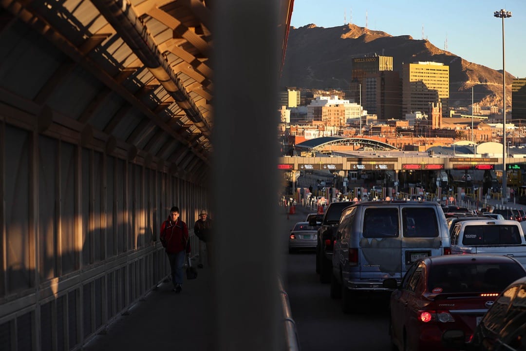 美國德州,人們和車輛在連接美國和墨西哥的Paso Del Norte大橋入境口岸進出。