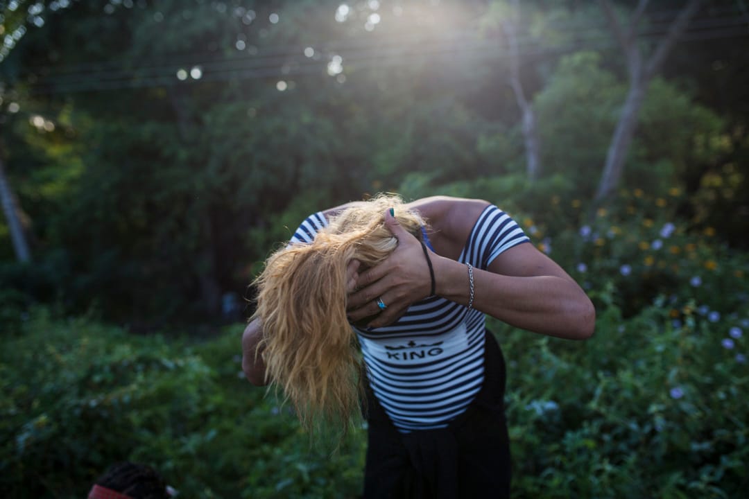 变性人Teresa Perez来自洪都拉斯，她正在给自己扎马尾辫子。