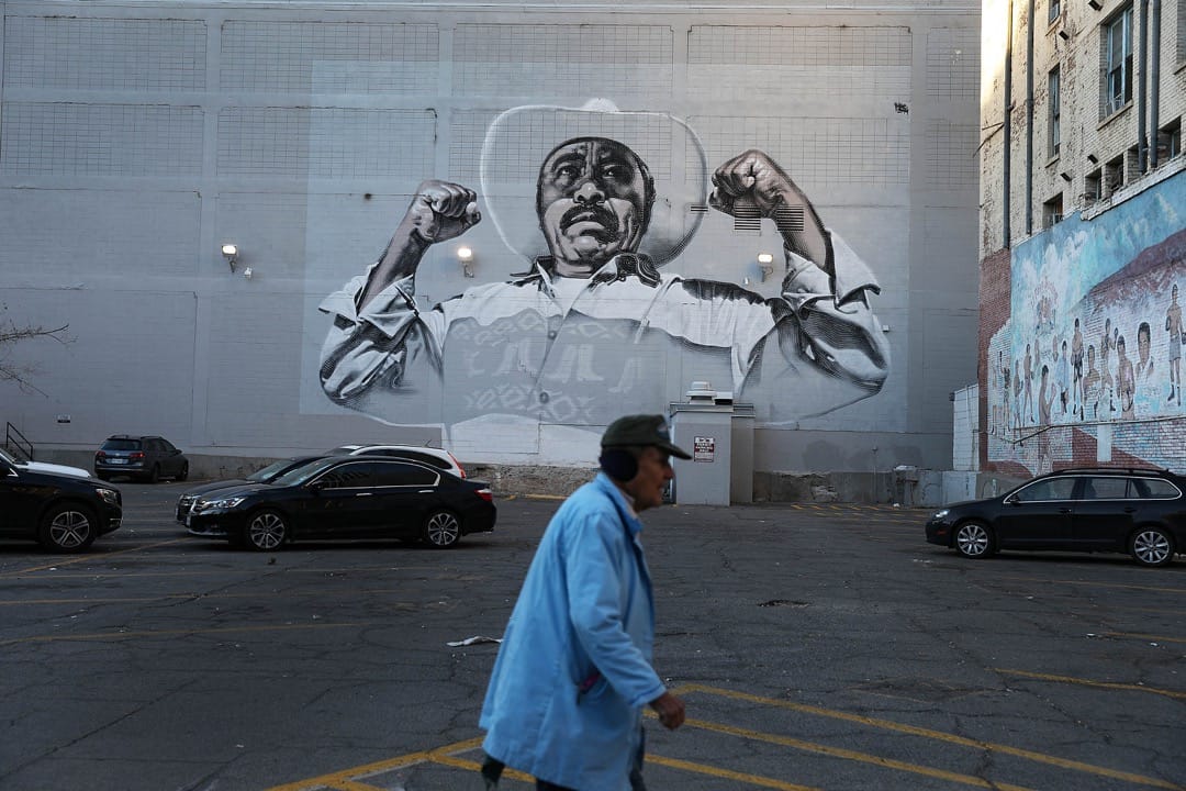 美國德州,一名男子在埃爾帕索市內的一幅壁畫前走過。