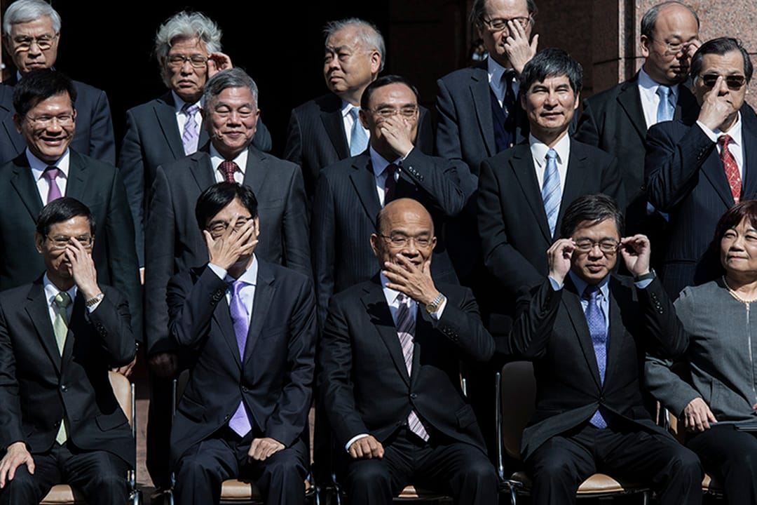 歷經一場近乎全國翻盤的選舉慘敗後,民進黨政治人物像是突然開竅一般,積極擁抱社群媒體。 圖為2019年1月14日,陳其邁及蘇貞昌出席行政院聯合交接典禮後大合照。