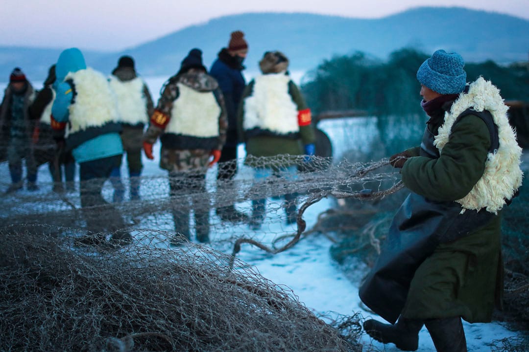 漁民將捕魚的大網散開。