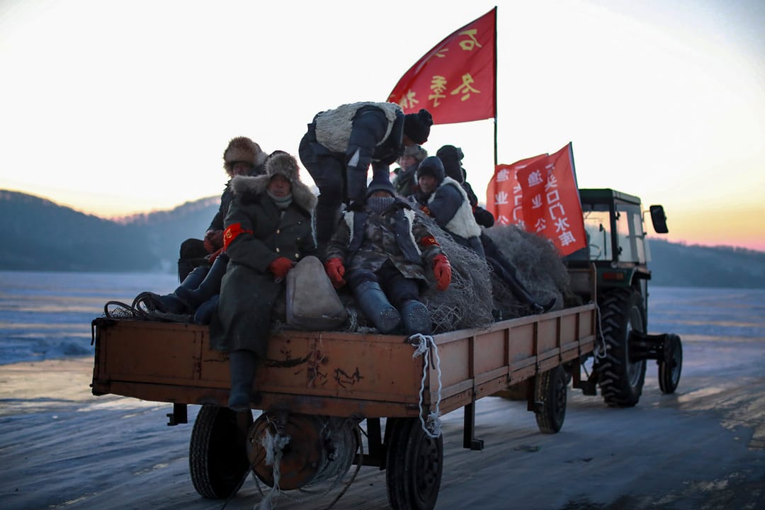 攝氏零下24攝氏,漁民穿上厚厚的大衣,乘坐拖拉機在冰上行走。