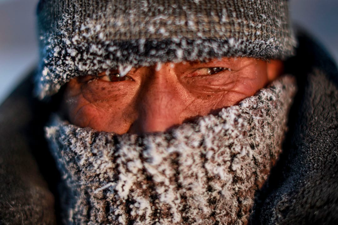 漁民保暖的面罩結滿冰霜。