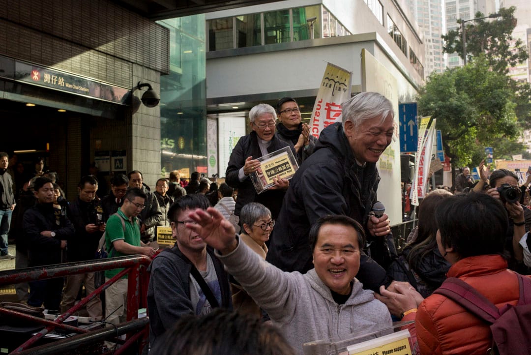 朱耀明牧師、陳日君樞機、陳健民及李永達在灣仔為「守護香港基金」籌款。