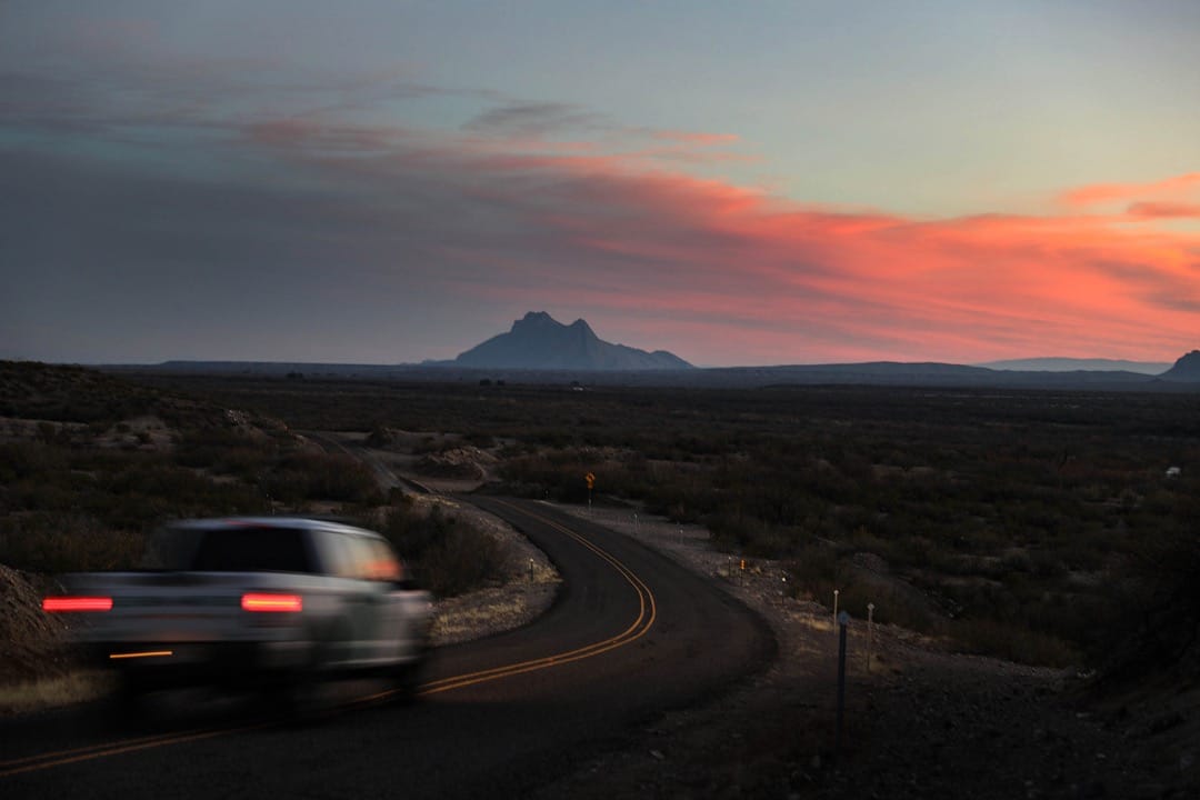 美國德州,一輛邊防部隊的巡邏車在FM 170公路上沿著格蘭德河行駛。