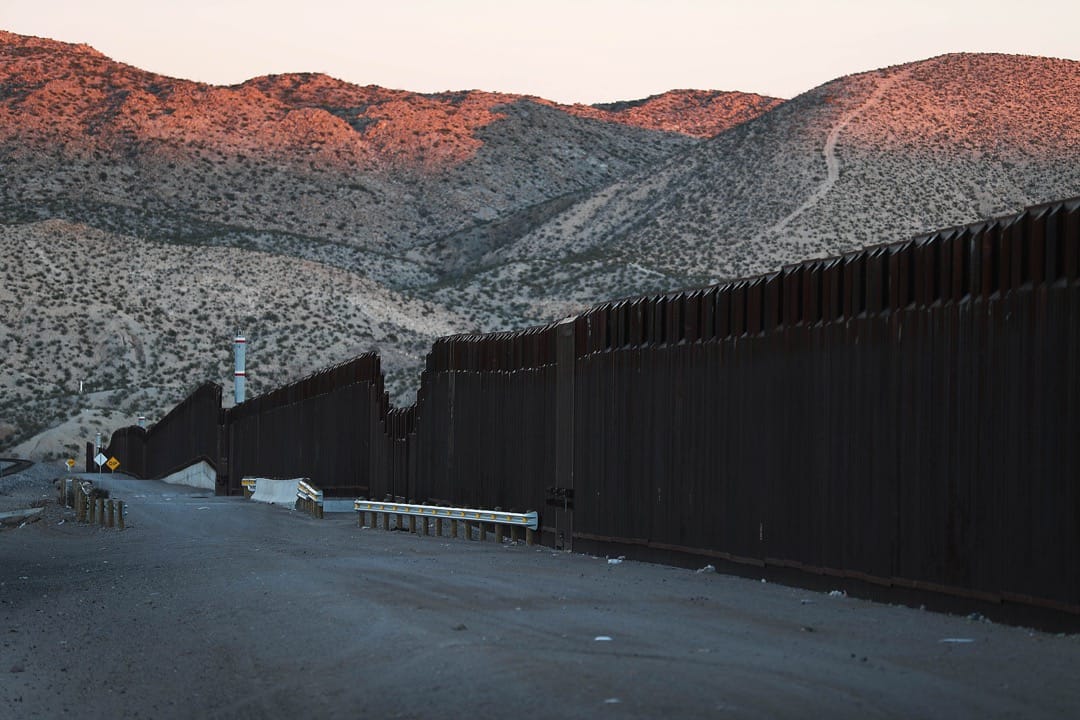 美國新墨西哥州邊境城市桑蘭公園,望向美墨邊境圍欄。