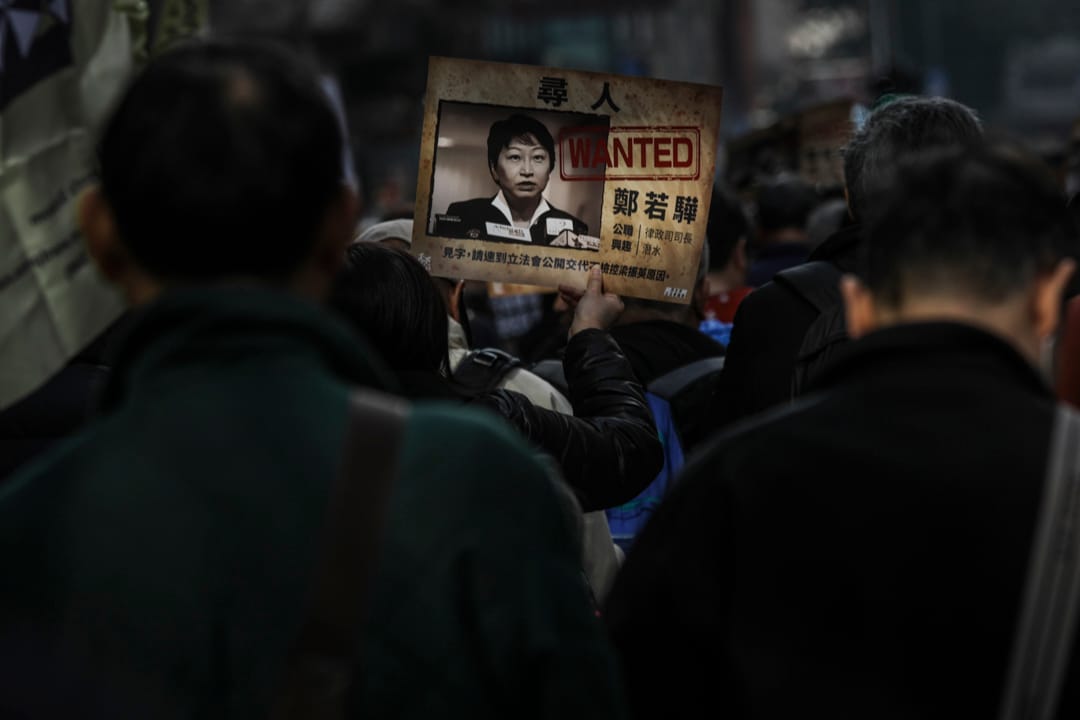 有參與遊行的市民舉著抗議鄭若驊的標語,要求其就撿控前特首梁振英及住宅僭建事宜作出交代。