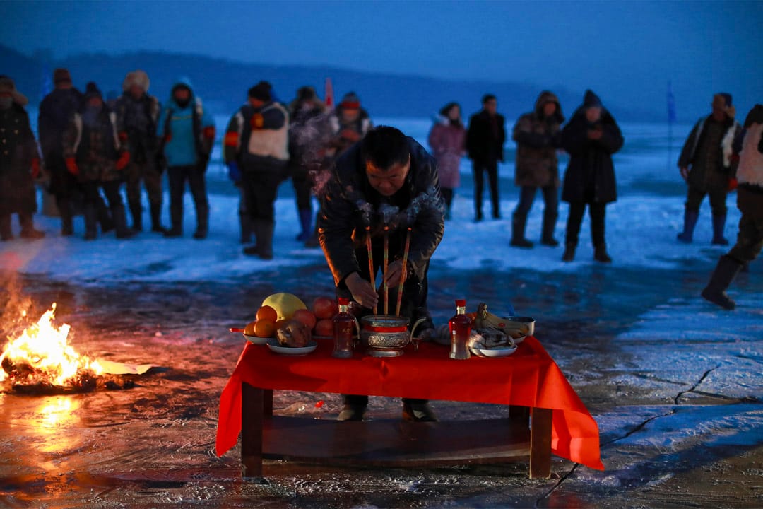 漁民在冬捕前,進行祭湖醒網儀式,祭祀天父、地母、湖神,祈佑萬物生靈永續繁衍,族人平安,並祈禱每網入湖,多出「紅網」。