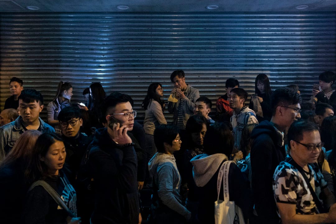 大年初一,旺角砵蘭街小販開業,市民在關了門的店鋪外聚集。