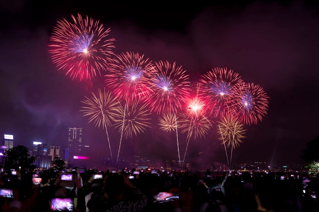 大年初二,市民在添馬公園觀賞賀歲煙花。