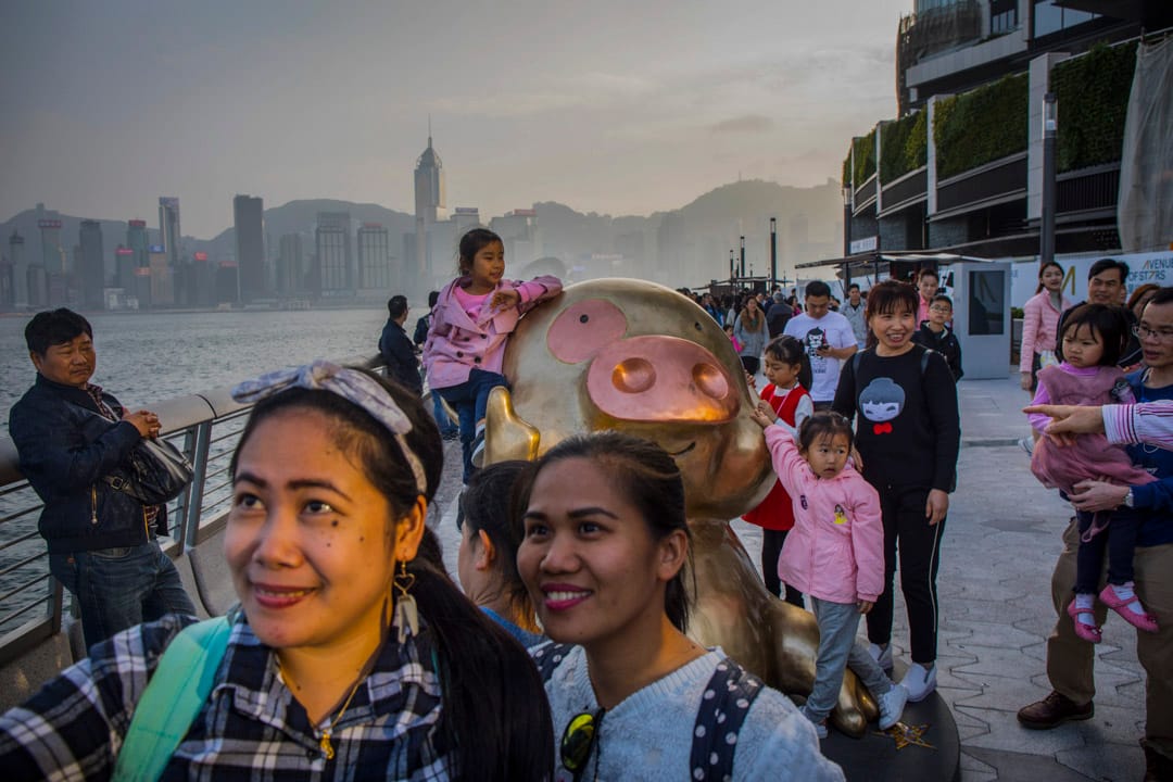 大年初一,尖沙咀星光大道,旅客在麥兜像前拍照。