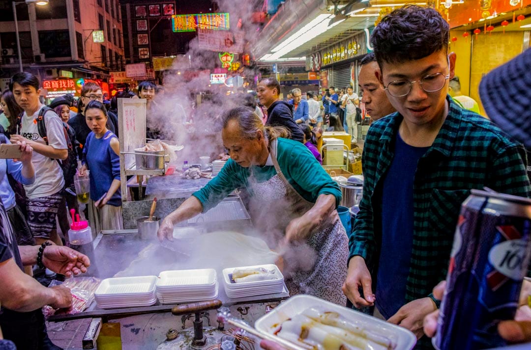 大年初二,旺角變成夜市,小販賣腸粉。