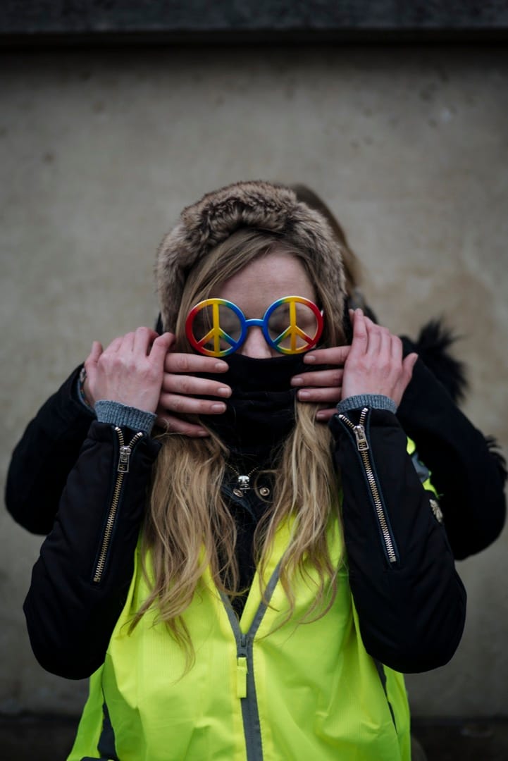 26岁地产代理Marine戴著一副和平标志造型的眼睛，与她19岁的妹妹Fanny一同参与黄背心示威。