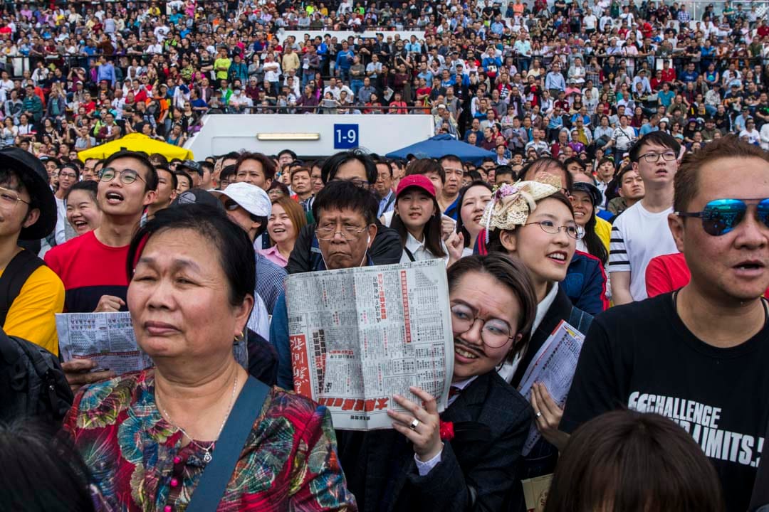 大年初三,馬迷在觀看賀賽馬。