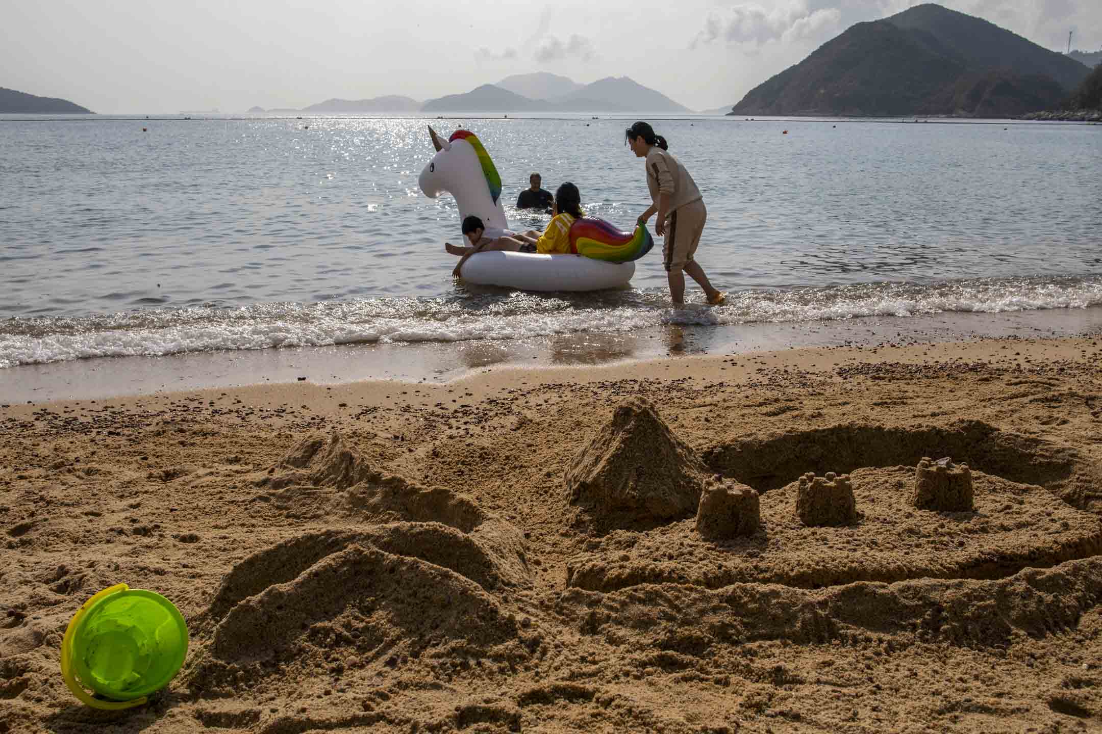 大年初三,市民到淺水灣沙灘游泳,當天下午氣溫錄得25.8度,為歷史以來最熱的年初三。