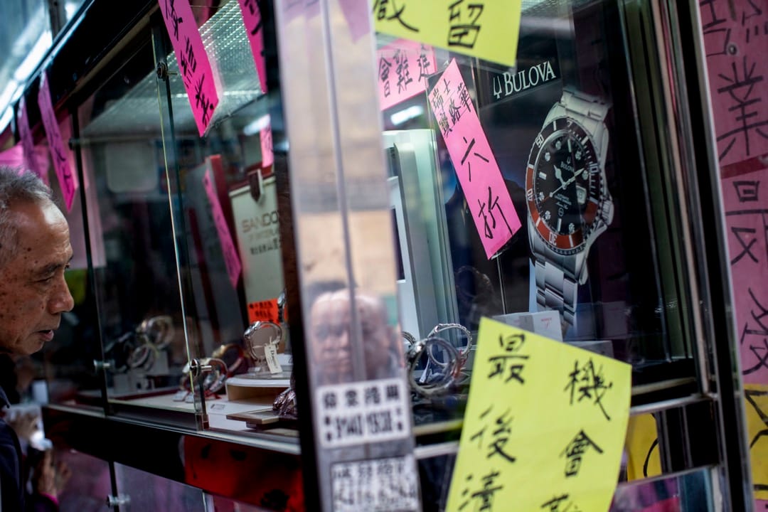 大生鐘錶在市建局收回物業前,以低價售出手錶存貨,吸引大批街坊前來選購。