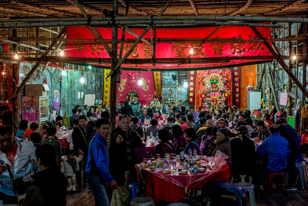 大澳戲棚的觀眾席後台筵開多席,村民享用晚宴。