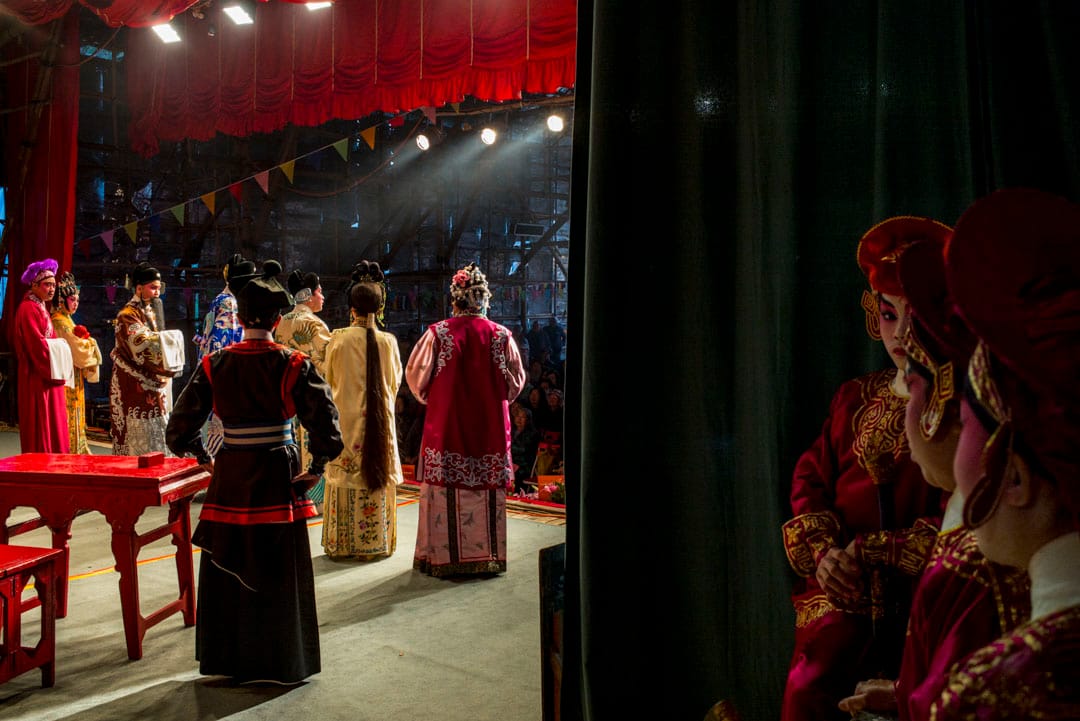 神功戲的演員們在後台準備出場。