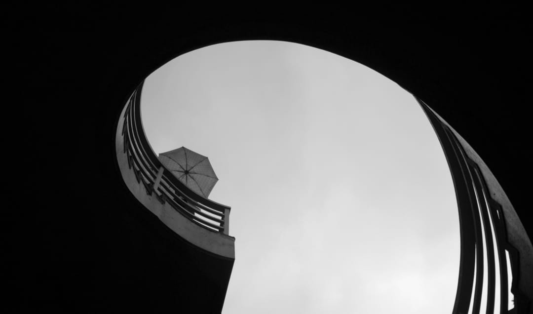 《軸線之間》Between the Axis,抬頭看得見的天空,是有形的邊界,卻賦予無限的想望。