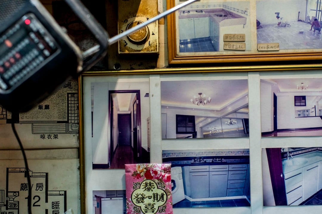 一家裝修店的牆身,貼滿了曾經為客人裝修家居的照片。老闆說裝修店搬進裕民坊已經有30多年了。